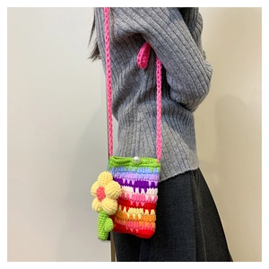 Regenbogen Häkeltasche mit gelber Sonnenblume und Perlenverschluss in der Detailansicht
