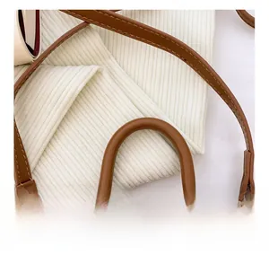 Détail du patchwork en cuir marron et du tissage sur le mini sac à main carré enfant