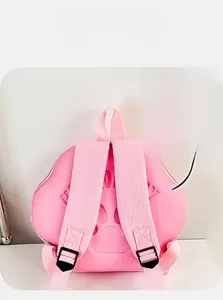 Détail du sac à dos rose pour enfant avec empreintes de pattes en relief et texte Hello Baby