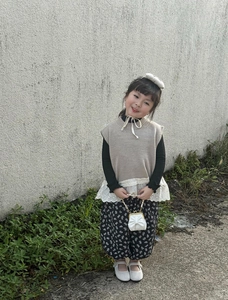 Kleinkind Mädchen Outfit mit beiger Strickweste mit Spitzensaum und floralen Pumphosen