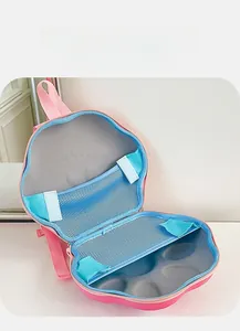 Vue détaillée de l'intérieur du sac à dos enfant rose avec compartiments en filet bleu