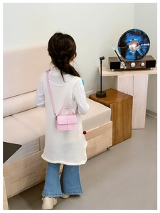 Sac bandoulière enfant rose avec texture tressée et patchwork de cuir lisse