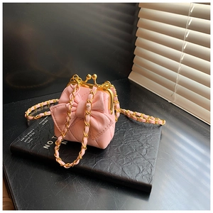 Nahaufnahme der rosa gesteppten Kindertasche mit Schleife und goldener Metallkette