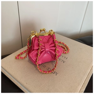 Detail der rosa gesteppten Mini-Tasche mit Schleifendekor und Vintage-Goldverschluss