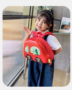 Détail du sac à dos enfant rouge en forme de voiture avec dinosaure et coque rigide EVA
