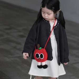 Sac bandoulière en crochet rouge en forme de pomme pour enfants avec détails 3D