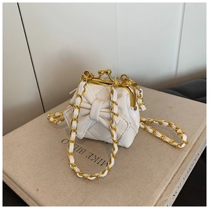 Detail der weißen gesteppten Umhängetasche mit Schleifen-Deko und goldenem Metallverschluss