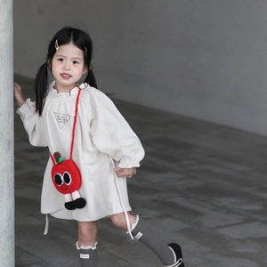 Sac bandoulière en crochet forme pomme pour enfants assorti à une robe blanche longue