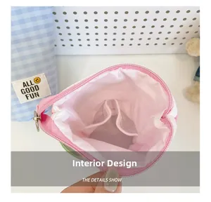 Vue intérieure de la trousse à carreaux montrant les poches et la doublure rose