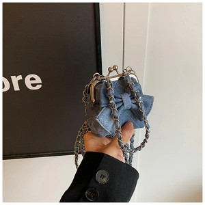 Detail der hellblauen Denim-Minitasche mit Steppmuster und Metall-Clipverschluss
