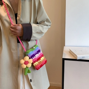 Bunte gestreifte Häkeltasche mit gelber Blume und rosa gewebtem Schultergurt