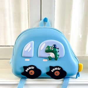 Détail montrant le design du sac à dos en forme de voiture avec dinosaure 3D et roues