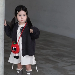Ensemble cardigan et robe pour enfants avec joli sac bandoulière pomme rouge au crochet