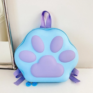 Détail d'un sac à dos enfant bleu clair avec motif de patte de chat violet en 3D