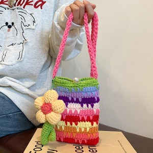 Bunte gestreifte Häkeltasche mit Blumenanhänger und Perlenverschluss für Damen