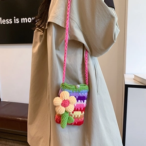 Handgefertigte bunte Häkel-Umhängetasche mit Blumenmotiv und elegantem Perlenverschluss