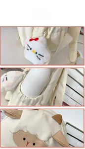 Details mit Plüsch-Schafsohren, Hello-Kitty-Anhänger und Seitentasche am cremefarbenen Rucksack