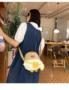 Détail du sac à bandoulière poulet dessin animé avec breloque peluche et sangle ajustable