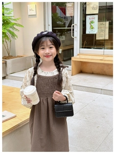 Détails d'une chemise à fleurs pour enfant et robe plissée marron pour l'automne