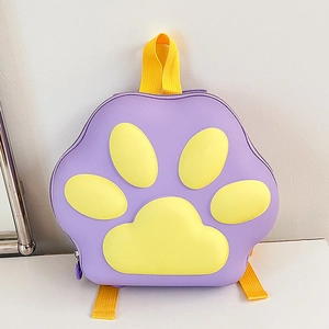 Détail du sac à dos rigide violet en forme de patte de chat pour enfants