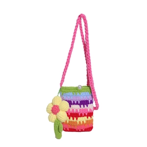 Regenbogen gestreifte Häkeltasche mit Blumenanhänger und Perlenknopfverschluss
