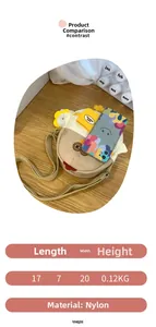 Détail du sac bandoulière poussin en nylon avec dimensions 17x7x20cm sur table en bois