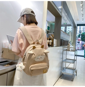 Detail eines süßen Lamm-Rucksacks mit 3D-Ohren, gelber M-Tasche und Stern-Plüsch-Anhänger