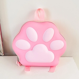 Détail du sac à dos rose en forme de patte de chat avec détails rembourrés en relief 3D