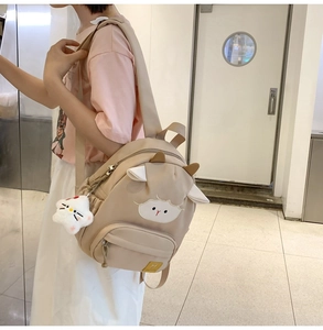 Detailansicht beige Karikatur Schaf Rucksack mit 3D-Ohren und weißem Katzenanhänger