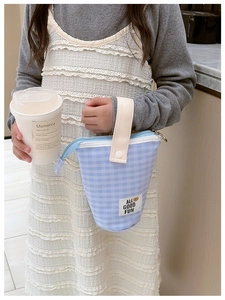 Sac porte-gobelet à carreaux bleus avec poignée en similicuir et patch sourire