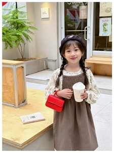 Détail d'un mini sac à main rouge pour enfants avec motif tissé et poignée chic