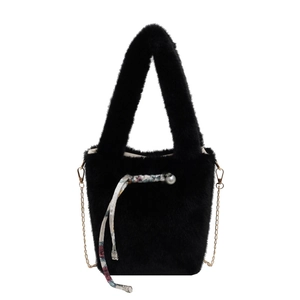 Elegante borsa a secchiello in peluche nera con tracolla a catena e nastro di perle