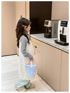Gros plan du sac cabas enfant à carreaux bleus avec étiquette All Good Fun et tissu doux