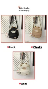 Détail du sac bandoulière en toile en forme de mouton avec pendentif chat Sanrio mignon