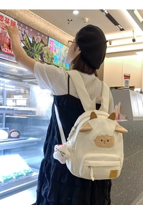 Detail eines niedlichen Lamm-Rucksacks mit Plüschkatze an einem Model auf der Straße