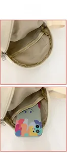 Vue détaillée du compartiment intérieur d'un sac bandoulière beige avec un smartphone