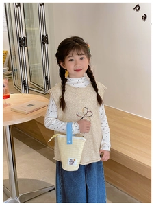 Détail du sac enfant à rayures jaunes avec poignée bleue et étiquette ALL GOOD FUN