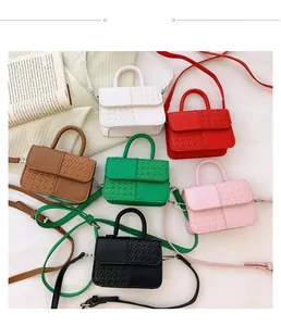 Vue détaillée de mini sacs bandoulière en six couleurs avec empiècements texturés