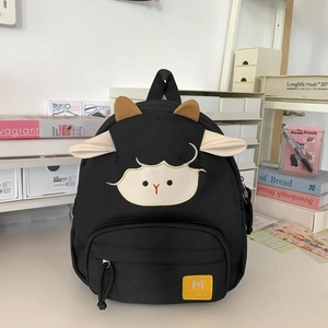 Details des niedlichen schwarzen Schaf-Rucksacks mit 3D-Ohren und Nylon-Material