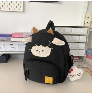 Detailansicht des schwarzen Schaf-Rucksacks mit 3D-Ohren und Hello Kitty Anhänger