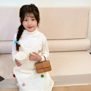 Mini sac à main marron pour enfants avec robe en maille à pompons de couleur crème