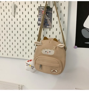 Détail du sac bandoulière agneau mignon avec oreilles et breloque Hello Kitty
