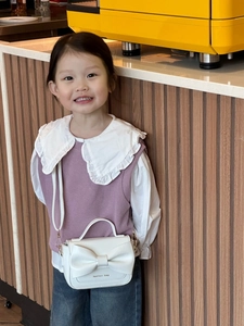Détail d'un mini sac blanc pour filles avec un gros nœud et imprimé fashion bag