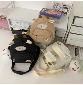 Détails de trois sacs à bandoulière en forme de mouton en noir, kaki et blanc cassé