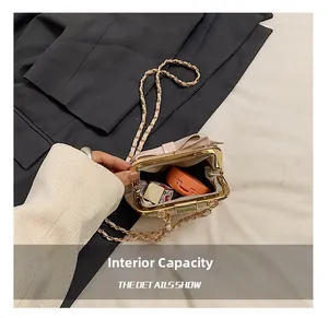 Capacité interne du sac bandoulière matelassé pour filles avec rouge à lèvres et poudre