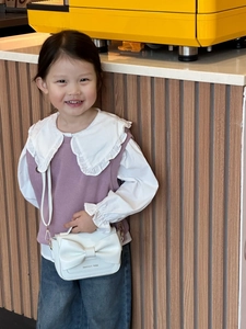 Détails du sac blanc pour fille avec nœud papillon, boucles dorées et texte de mode chic