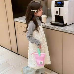 Sac à bandoulière enfant à carreaux roses avec poignée verte et patch décoratif
