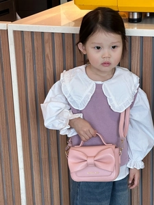 Détail du sac à main rose pour enfant avec grand nœud et texte Fashion imprimé