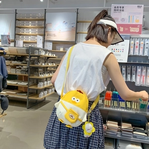 Sac bandoulière poussin jaune mignon avec pendentif tournesol dans un cadre de magasin