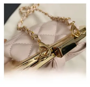 Détails du matelassage rose et du fermoir doré sur le sac à bandoulière pour fille